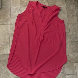 Sleeveless top pleated in the back